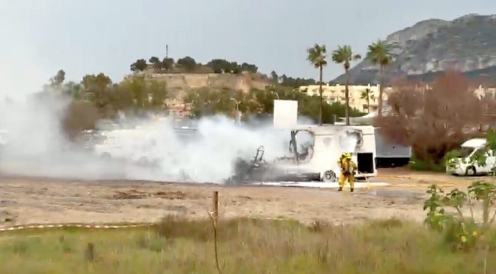 Bomberos apagando el fuego en la playa de denia 1320x729