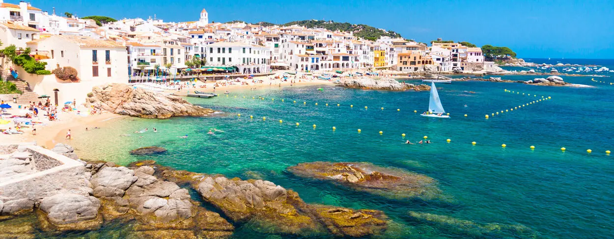 Costa Brava kustlijn met rotsige baaien en helder water