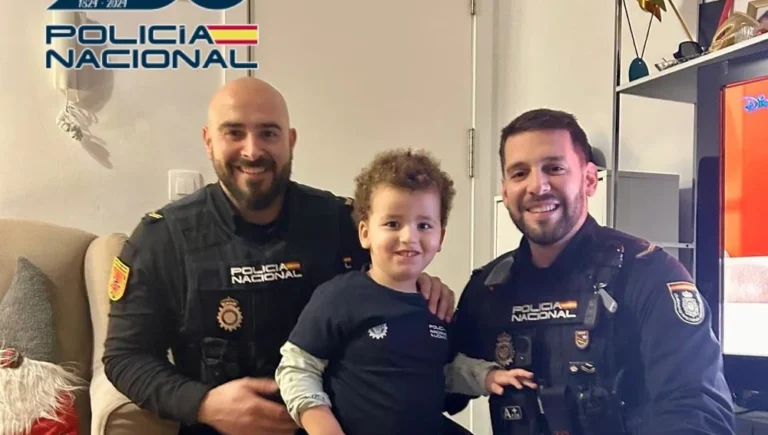 Dos agentes que salvaron nina nino 3 anos alicante