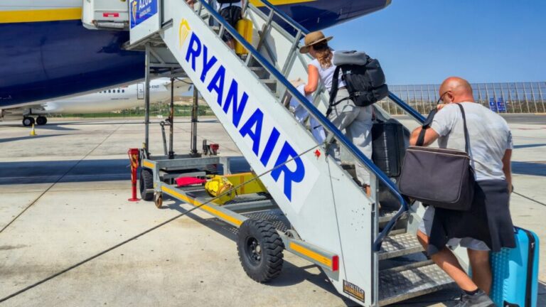 Alicante,,Spain, ,July,17,,2025:,Passengers,Boarding,A,Ryanair
