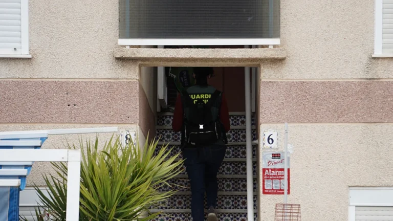 Imagen guardia civil entrando vivienda donde hombre matado hija tres anos torrevieja