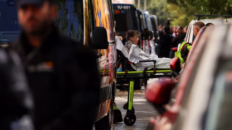 87 jarige vrouw na 70 jaar uit woning gezet uitzetting in Madrid zorgt voor grote woede