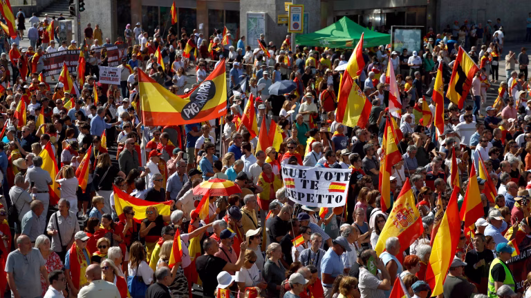 Duizenden demonstreren in Madrid om Ceuta crisis en eisen nieuwe verkiezingen