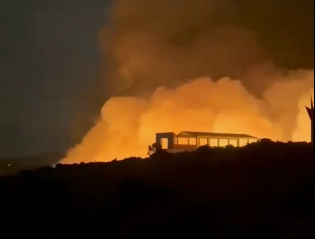 Grote natuurbrand breekt ’s nachts uit bij Igualeja langs weg tussen Ronda en San Pedro