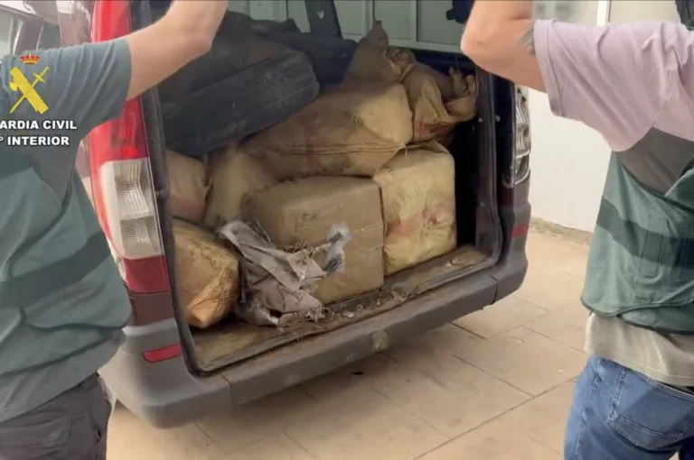 Meer dan 1.200 kilo cocaïne gevonden in verlaten bestelbus in Huelva