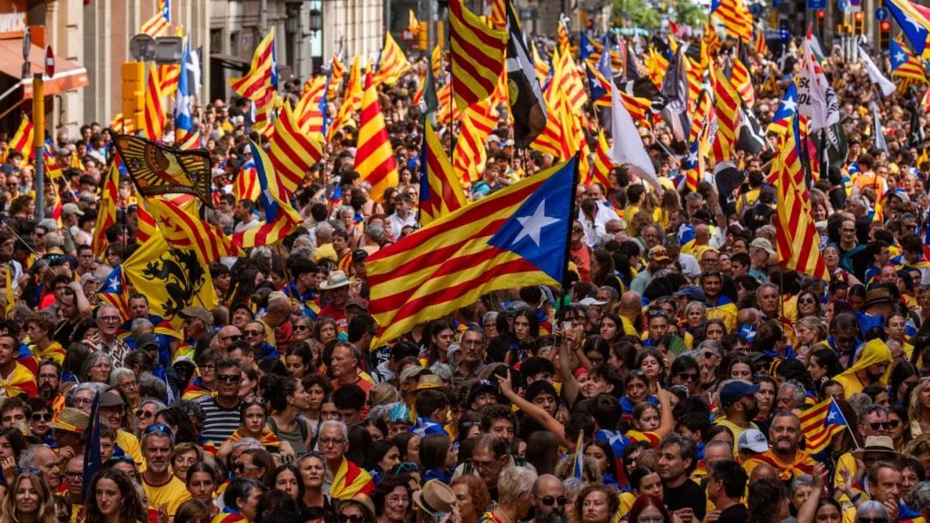 Tienduizenden op straat tijdens La Diada opkomst stijgt, maar verdeeldheid in Catalonië groeit