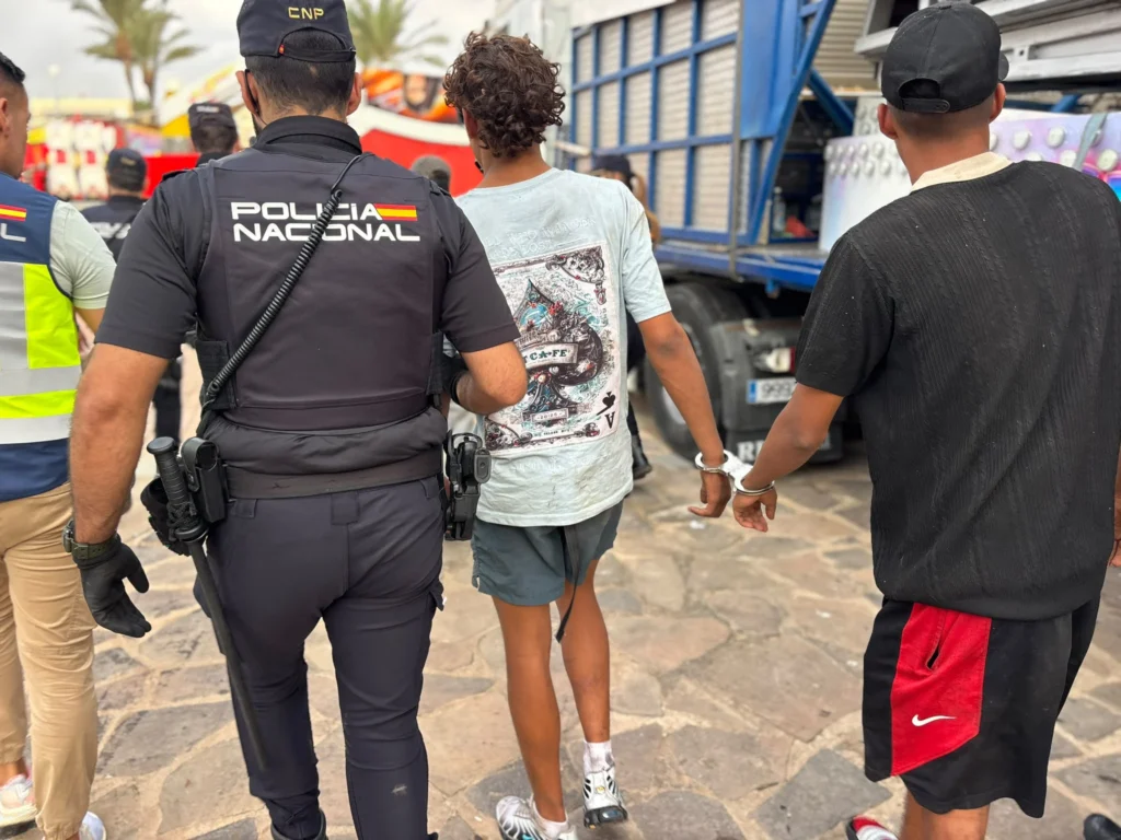 Tientallen migranten ontdekt in kermiswagens op weg van Melilla naar Cádiz