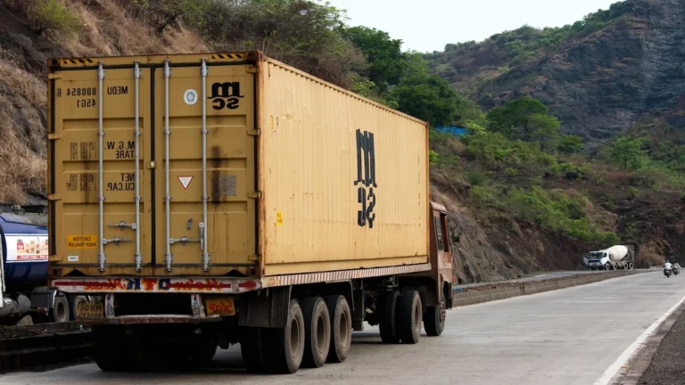 ‘Mexicaanse methode’ baart Spaanse vrachtwagenchauffeurs zorgen truck klemgereden en lading gestolen