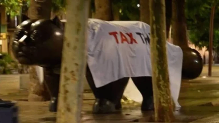 ‘Tax the Rich’ protest duikt op in Barcelona beelden en bankjes bedekt met slogans