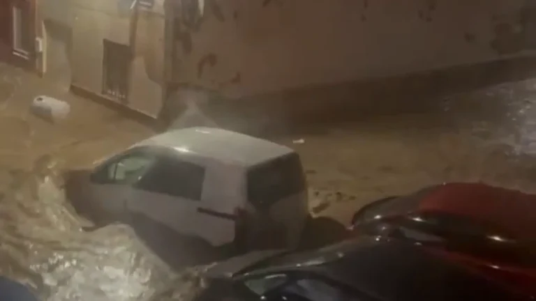 DANA Adam veroorzaakt historische overstromingen 700 liter regen bij Alicante, reddingsacties met helikopters