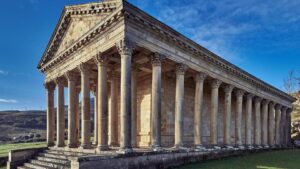 Dit verborgen Spaanse dorp heeft een eigen Parthenon met maar liefst 40 Griekse zuilen