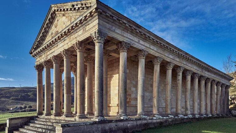Dit verborgen Spaanse dorp heeft een eigen Parthenon met maar liefst 40 Griekse zuilen