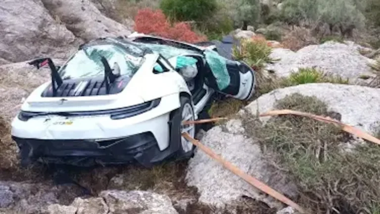 Duitse miljonair (63) overleden bij rally op Mallorca Porsche stort in ravijn, copilote zwaargewond