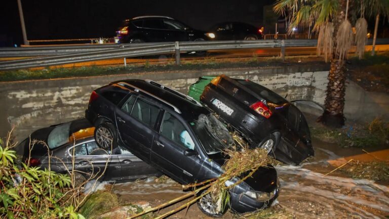 Noodweer door DANA Adam veroorzaakt overstromingen in Almería auto's vast en woningen onder water