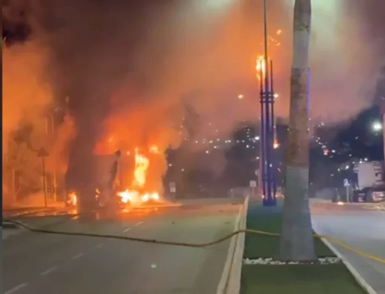 Vrachtwagen in vlammen bij tankstation Fuengirola meerdere explosies zorgen voor paniek